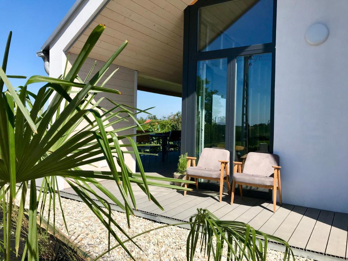 Wine & Space Lodge At Lake Balaton Balatonlelle Exterior foto