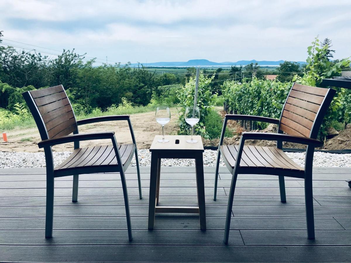 Wine & Space Lodge At Lake Balaton Balatonlelle Exterior foto
